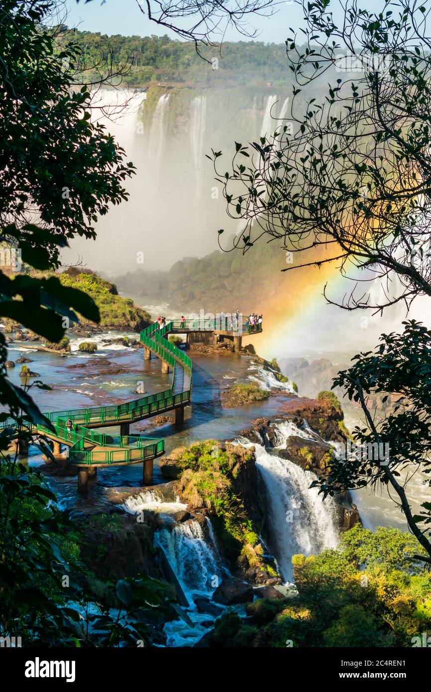 Vue sur le parc national d'Iguaçu avec peu de touristes - le parc a été rouvert le 10 juin après 3 mois de fermeture en raison de l'épidémie Banque D'Images
