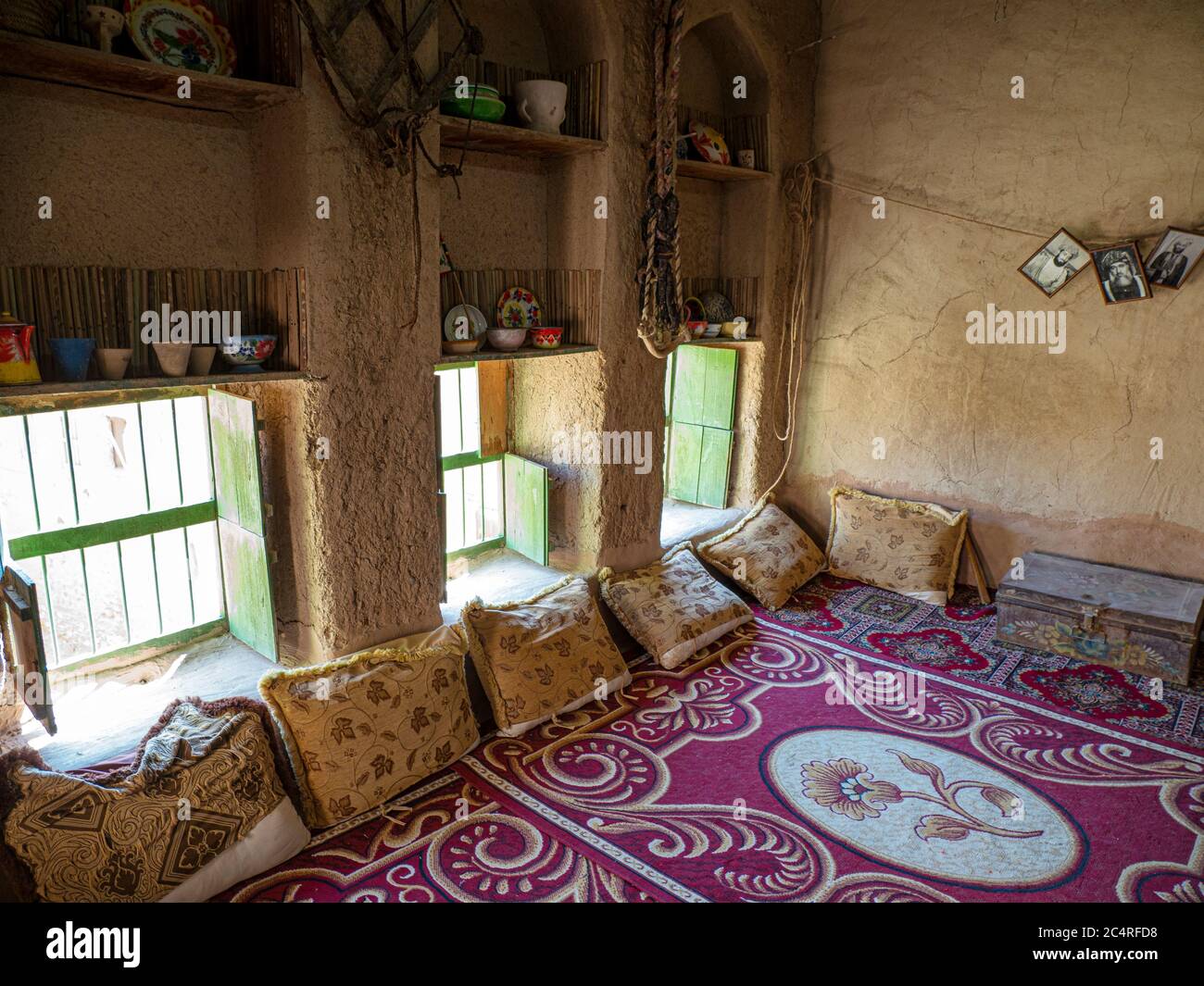 Vue intérieure d'une maison de construction classique en boue à Bait Al Safah, Al Hamra, Sultanat d'Oman. Banque D'Images