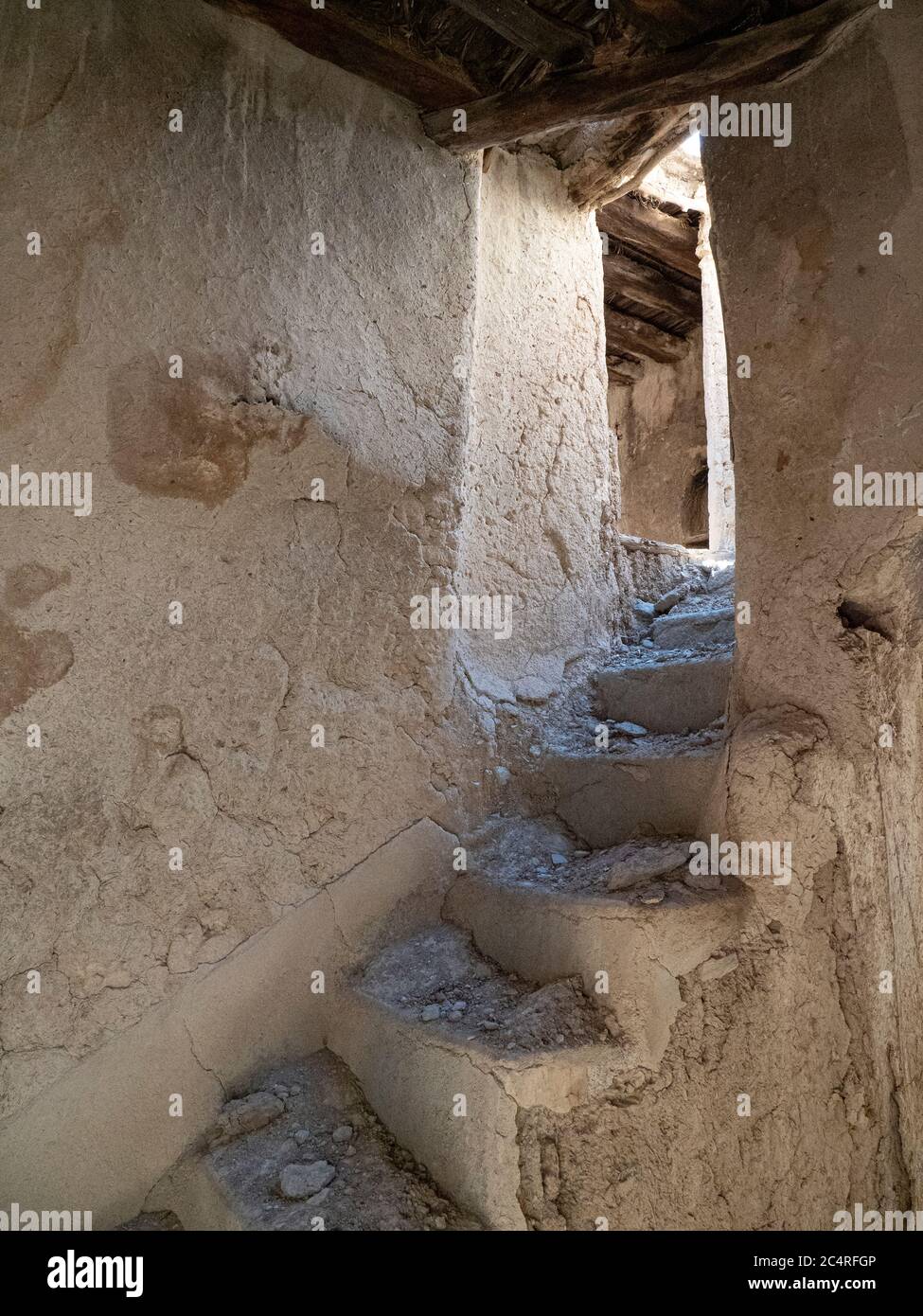 Escalier de construction abandonné en boue, à Bait Al Safah, Al Hamra, Sultanat d'Oman. Banque D'Images