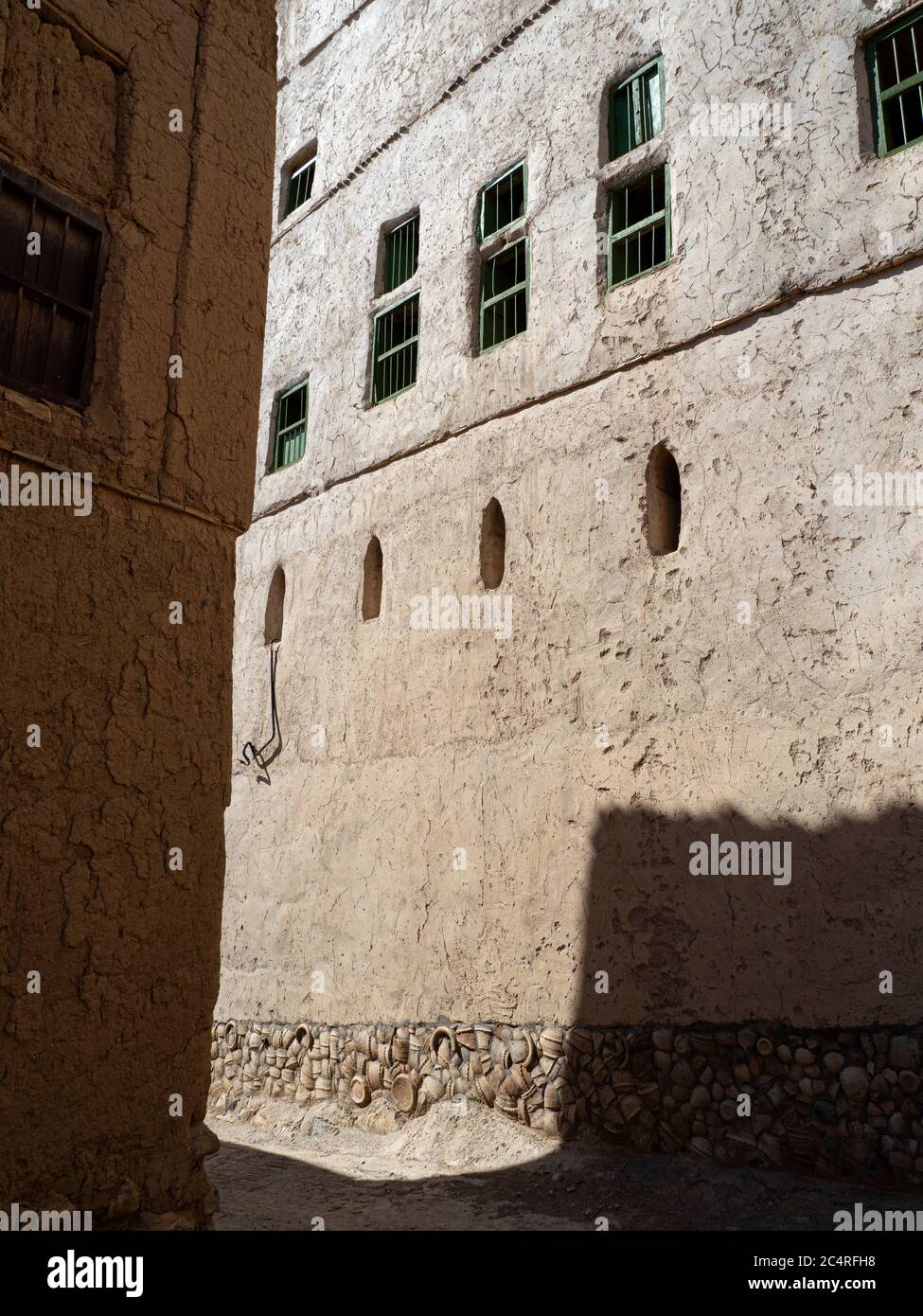 Vue extérieure d'une construction de maisons en boue, principalement abandonnées, à Bait Al Safah, Al Hamra, Sultanat d'Oman. Banque D'Images