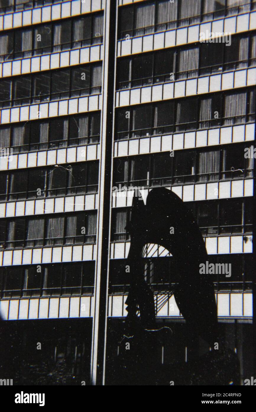 Belle photographie noir et blanc vintage des années 70 de la célèbre sculpture de Chicago par Picasso. Banque D'Images