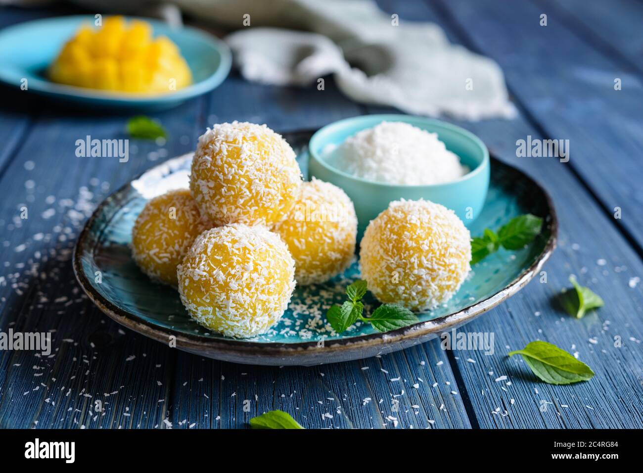 Mangue noix de coco – boules sucrées traditionnelles faites de purée de mangue, de noix de coco déshydratée et de lait condensé Banque D'Images