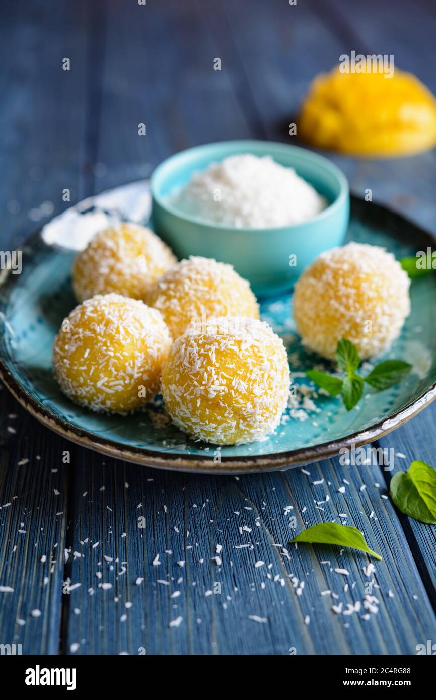 Mangue noix de coco – boules sucrées traditionnelles faites de purée de mangue, de noix de coco déshydratée et de lait condensé Banque D'Images