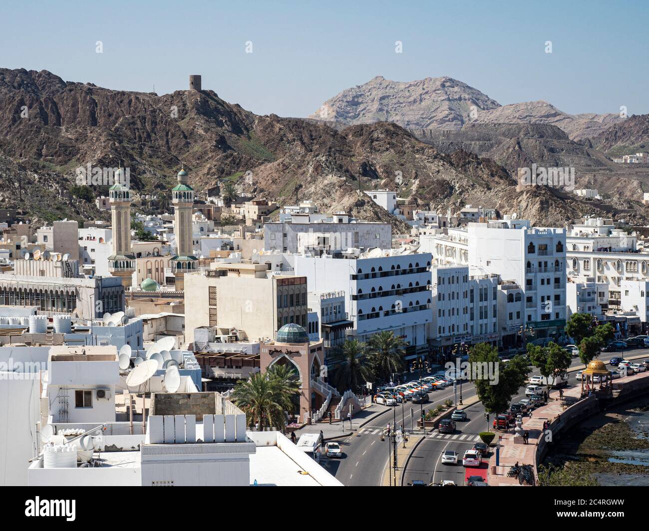 Vue sur une tour d'observation le long de la corniche en bord de mer à Muttrah, Muscat, Sultanat d'Oman. Banque D'Images