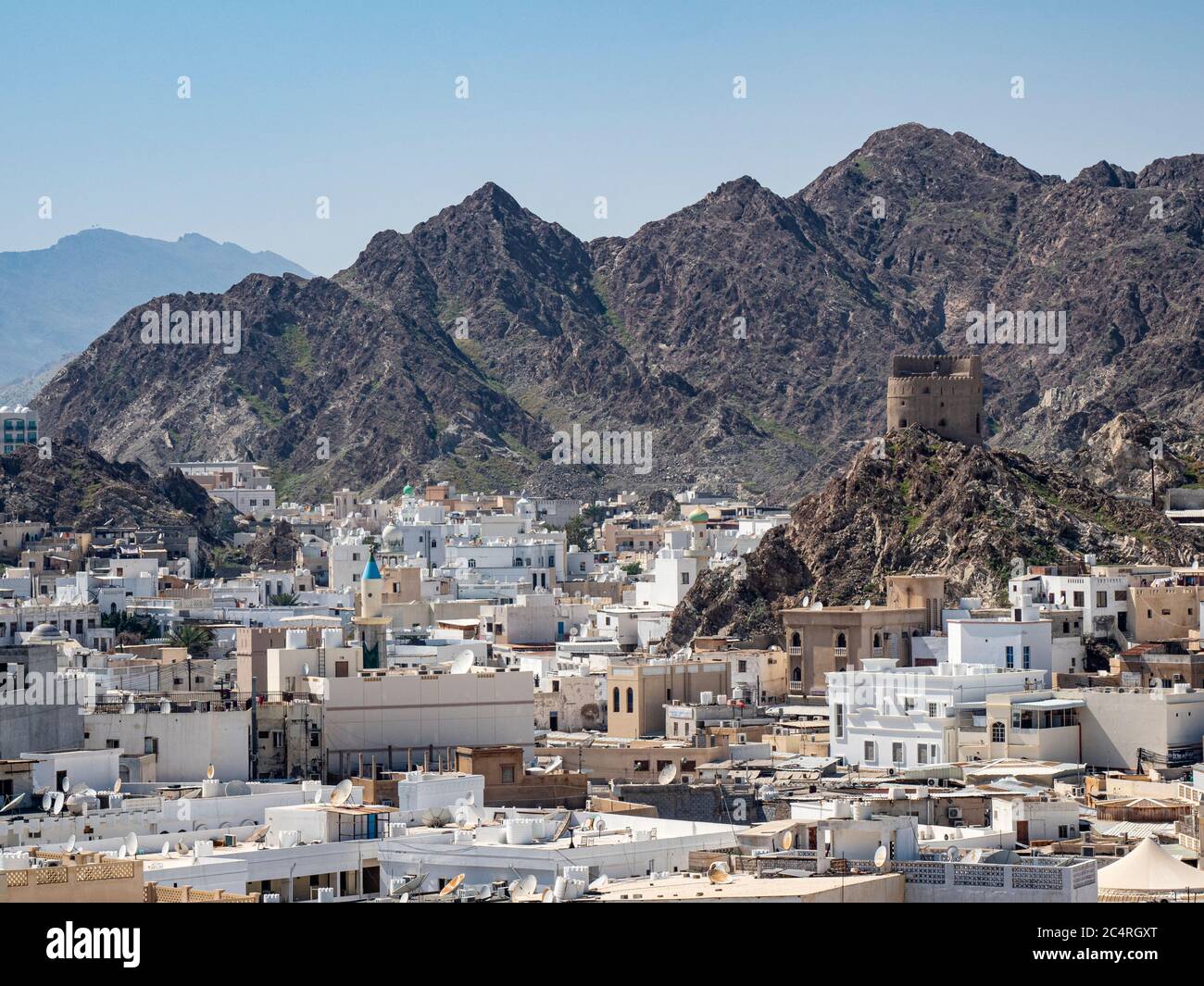 Vue sur une tour d'observation le long de la corniche en bord de mer à Muttrah, Muscat, Sultanat d'Oman. Banque D'Images