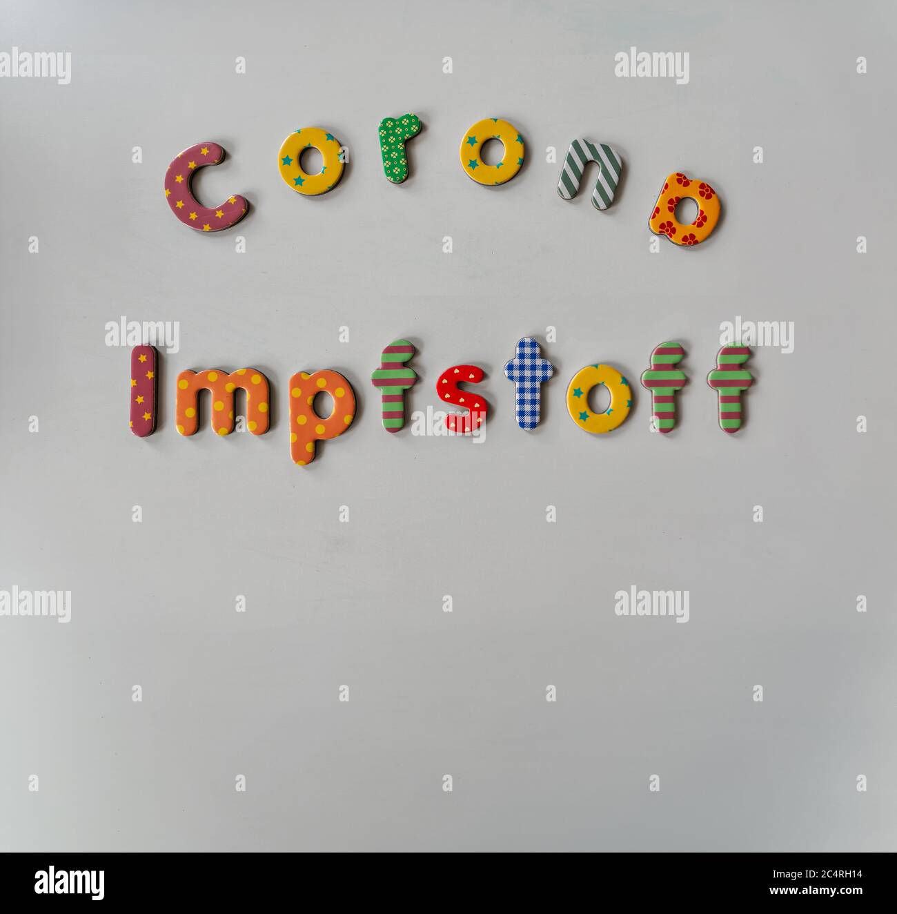 Corona Impfstoff - Corona cure, typographie en lettres allemandes. Banque D'Images
