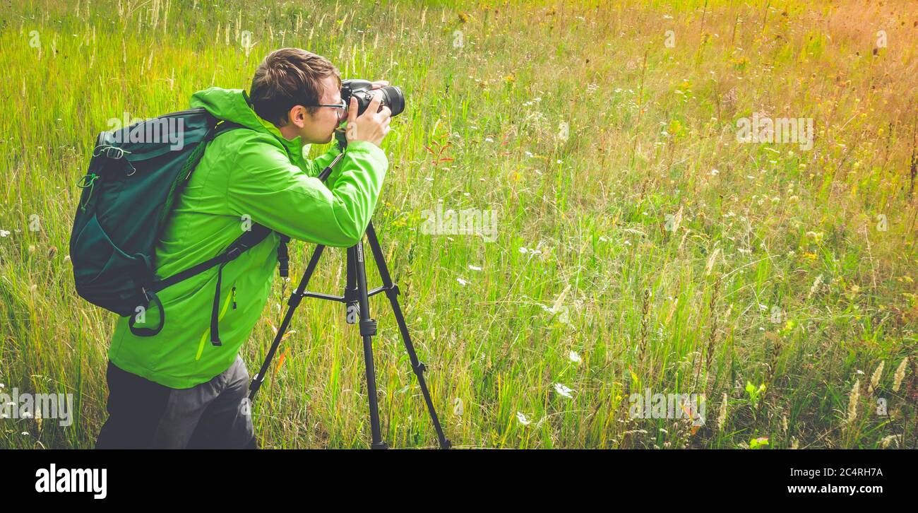 Tourisme prendre des photos de la nature sur un appareil photo reflex numérique sur trépied tout en voyageant dans la nature Banque D'Images