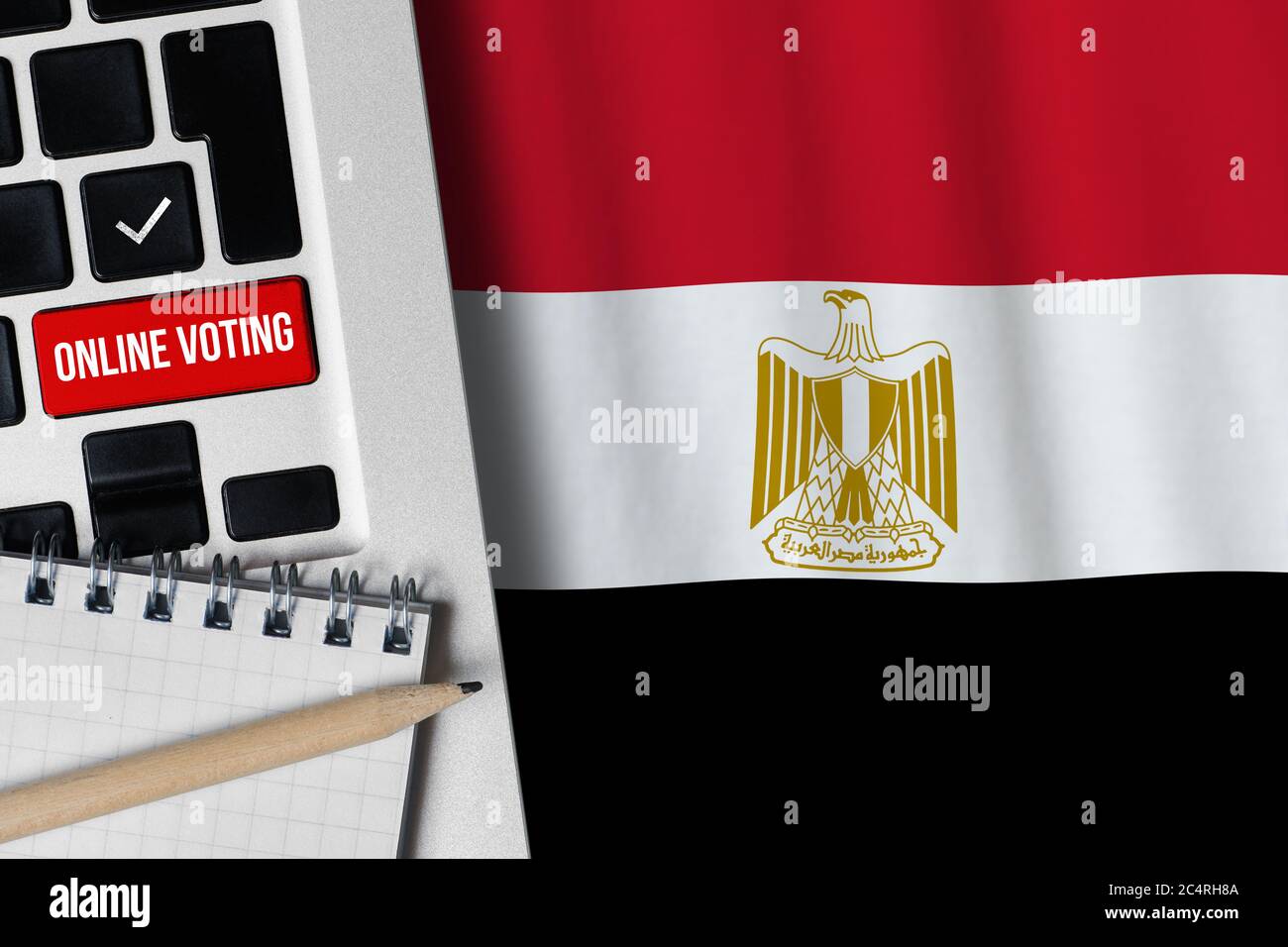 Concept de vote en ligne en République arabe d'Égypte. Clavier près du drapeau de pays. Banque D'Images
