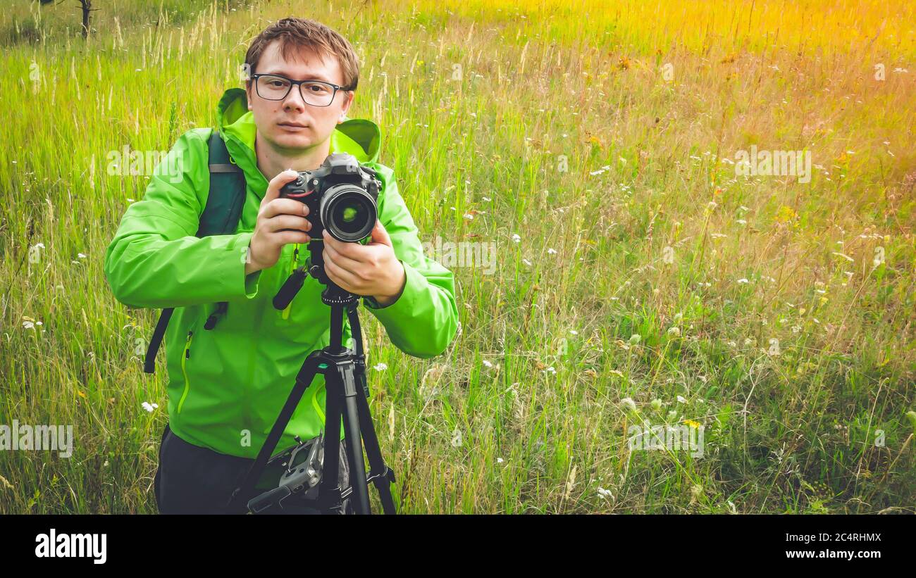 Tourisme prendre des photos de la nature sur un appareil photo reflex numérique sur trépied tout en voyageant dans la nature Banque D'Images