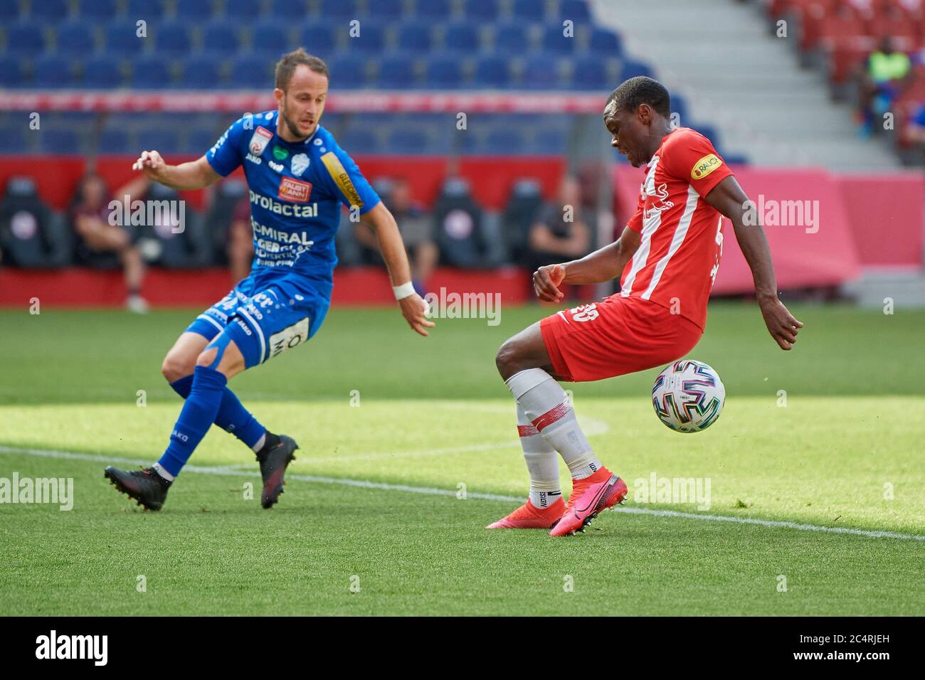 Salzbourg, Autriche 28 juin 2020 : tipico - BL - 19/20 - SP. 30 - RB Salzburg contre TSV Prolactal Hartberg c. gauche en duels Christian Klem (TSV Prolactal Hartberg) et Patson Daka (FC Red Bull Salzburg), | utilisation dans le monde entier Banque D'Images