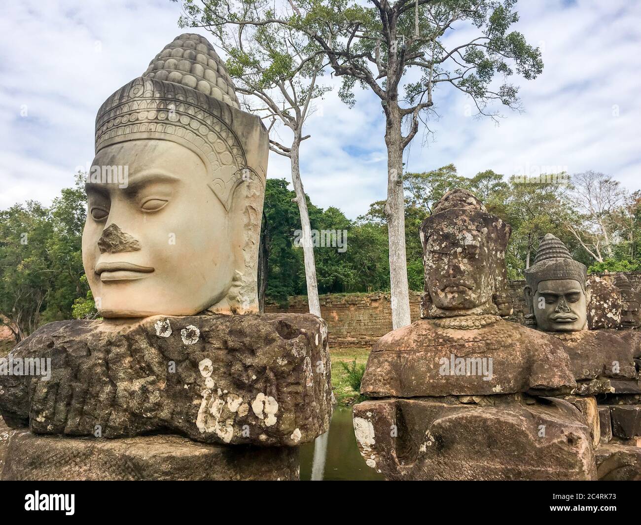 À l'entrée des statues d'Angkor Thom sur le pont. Photographié dans le complexe du temple d'Angkor Wat, Siem Reap, Cambodge Banque D'Images