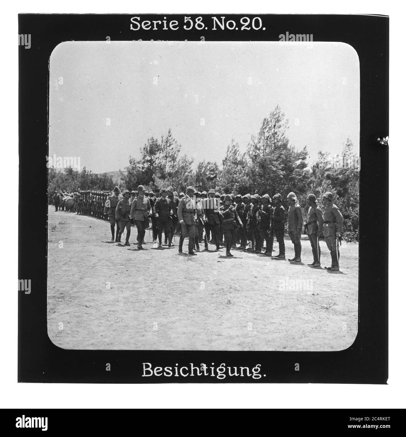 Projection für alle - Der Weltkrieg: An der Türkischen Front. Série 58. N° 20. Besichtigung - Appell deutscher Truppen im 1. Weltkrieg an der mesopotamischen Front. - Die Firma „projection für alle“ wurde 1905 von Max Skladanowsky (1861-1939) gegründet. Sie produzierte bis 1928 FAST 100 Serien zu je 24 Glassdias im format 8,3 x 8,3 cm im sog. Verfahren. Die Serien umfasten vor allem Städte, Länder, Landschaften aber auch Märchen und Sagen, das Alte Testament und den Ersten Weltkrieg. Banque D'Images