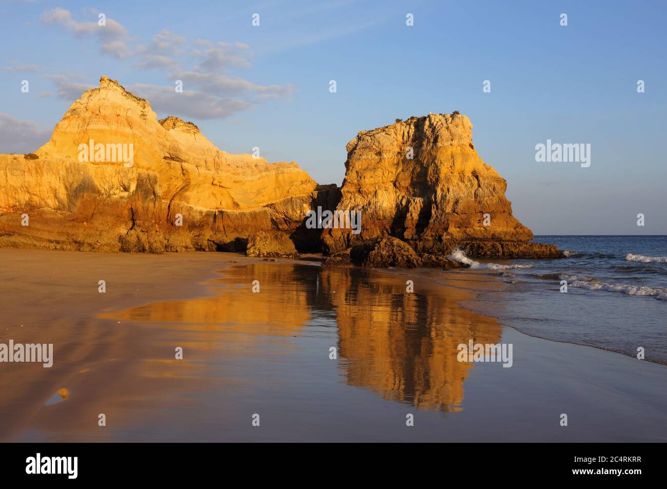 Portugal, Portimao, Praia do Vau. Coucher de soleil, baignade, formations rocheuses les faisant réfléchir sur la plage vierge et déserte - Praia dos Careanos. Banque D'Images