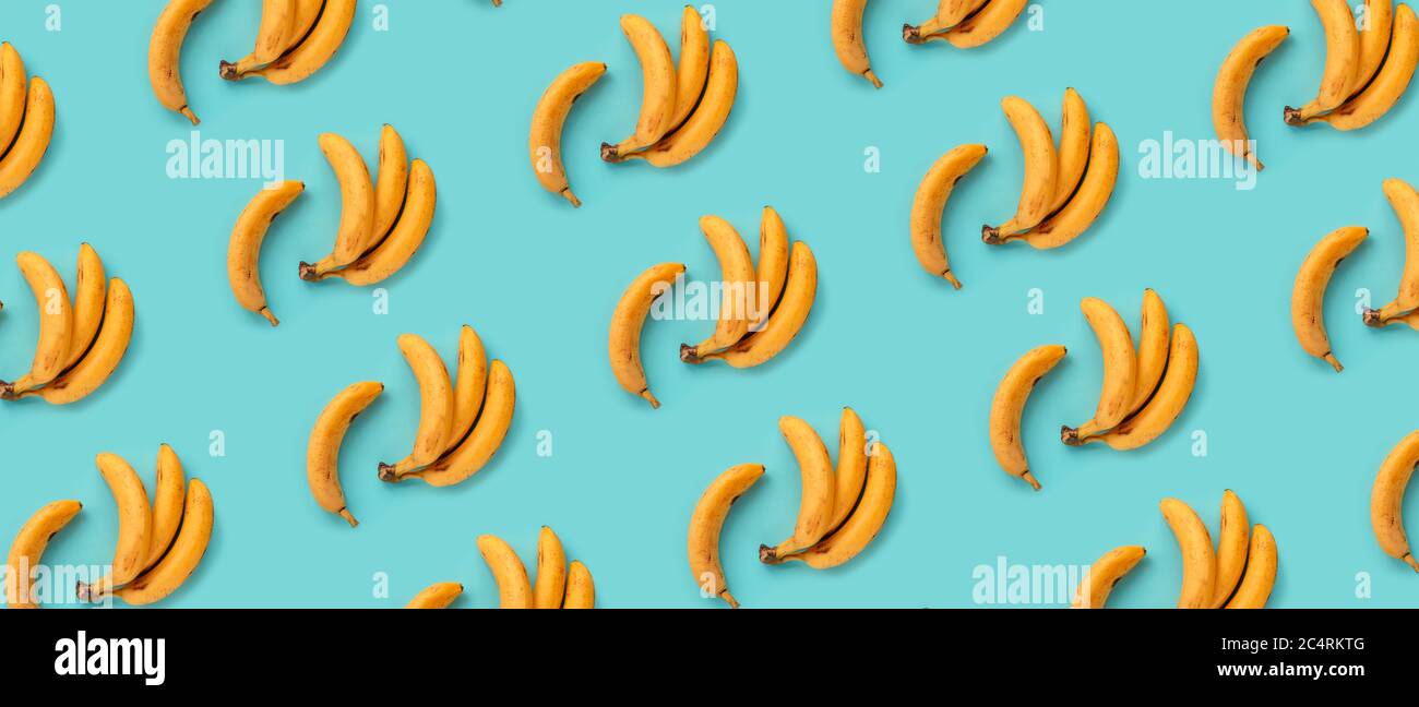 Bananes jaunes sur fond turquoise, texture. Concept été. Pose à plat Banque D'Images