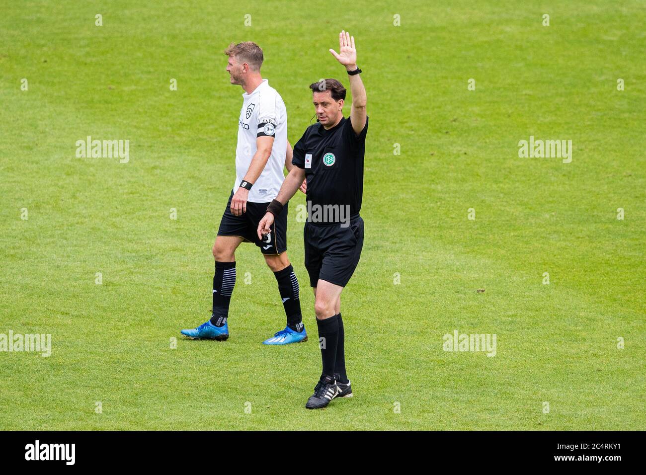 Bielefeld, Allemagne. 28 juin 2020. Firo: 28.06.2020, Fuvuball, 3.Bundesliga, 2019/2020 Arminia Bielefeld - arbitre FC Heidenheim Manuel GRV§fe spectacles offside. | utilisation dans le monde crédit : dpa/Alay Live News Banque D'Images