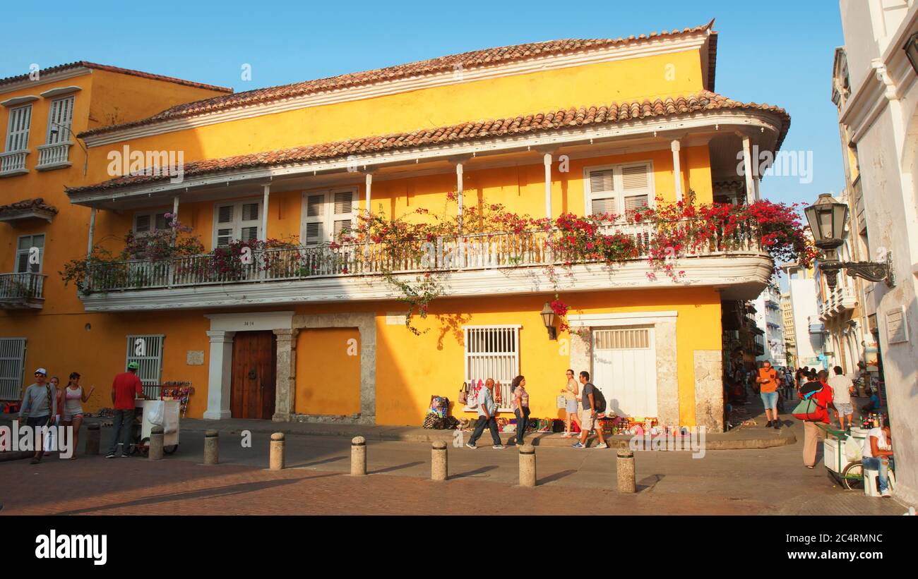 Cartagena de Indias, Bolivar / Colombie - avril 9 2016: Personnes marchant dans le centre historique de la ville portuaire. La ville coloniale fortifiée de Carthagène et f Banque D'Images