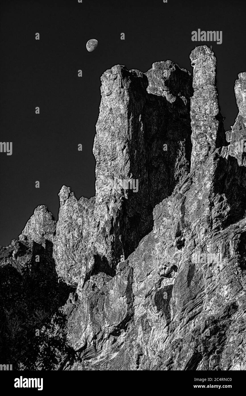 Lune au-dessus des pinnacles tuff, Leslie Gulch, Owyhees, Oragon de l'est Banque D'Images