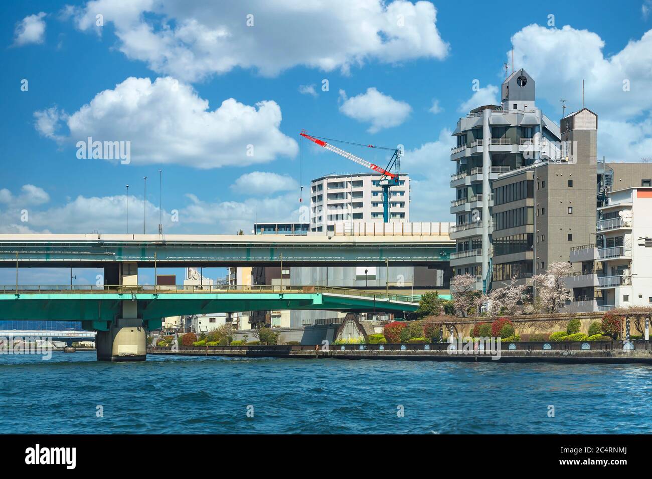tokyo, japon - avril 04 2020 : le pont Sumidagawa Ohashi double couche avec le viaduc supérieur de la route Fukagawa qui traverse le S Banque D'Images