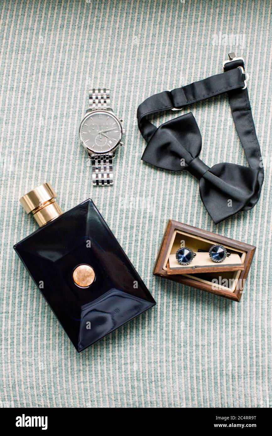 Accessoires pour marié. Noeud papillon, parfum, boutons de manchette,  montre de poignet. Préparati Photo Stock - Alamy