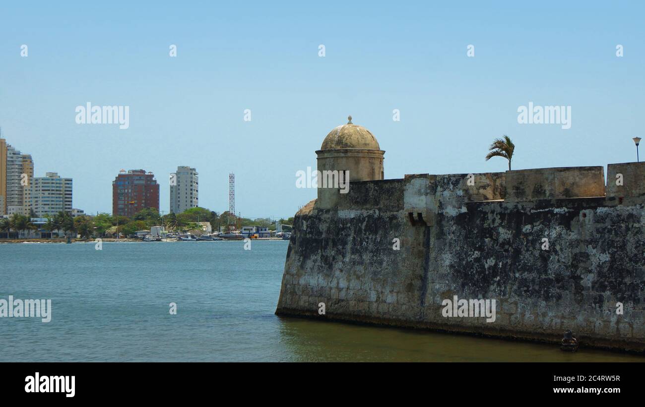 Cartagena de Indias, Bolivar / Colombie - avril 9 2016: Vue sur la ville fortifiée avec des bâtiments modernes en arrière-plan. La muraille coloniale de Carthagène c Banque D'Images