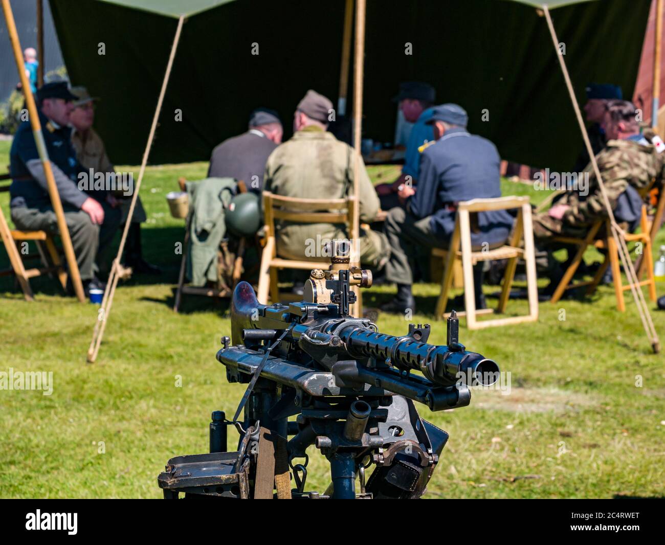 Hommes vêtus d'un uniforme militaire allemand de la Seconde Guerre mondiale et d'une mitrailleuse, événement de la guerre, East Fortune, Écosse, Royaume-Uni Banque D'Images