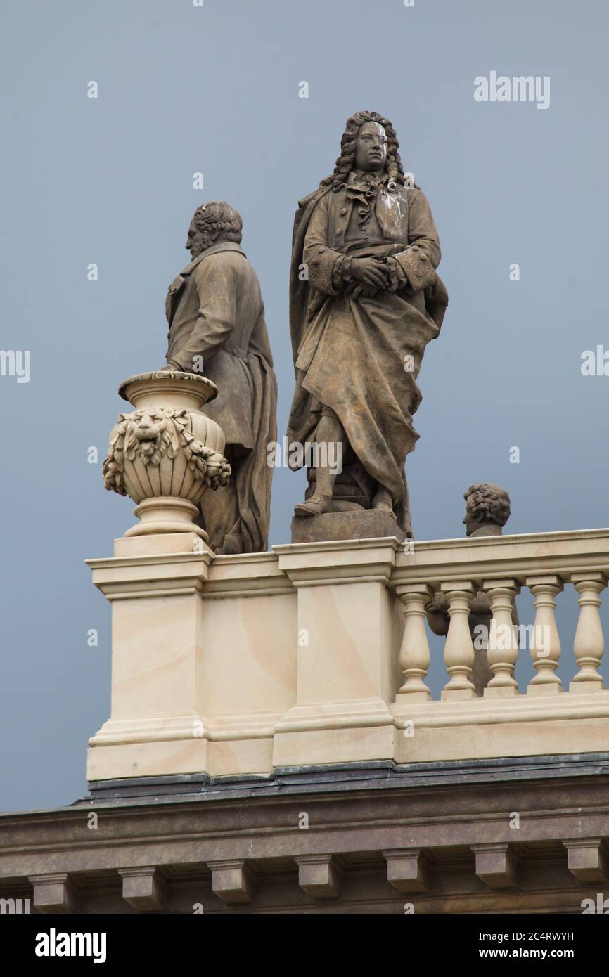 Statue du compositeur allemand Georg Friederich Händel conçue par le sculpteur autrichien Johann Rathausky (1884) sur le toit du Rudolfinum à Staré Město (vieille ville) à Prague, République tchèque. Banque D'Images