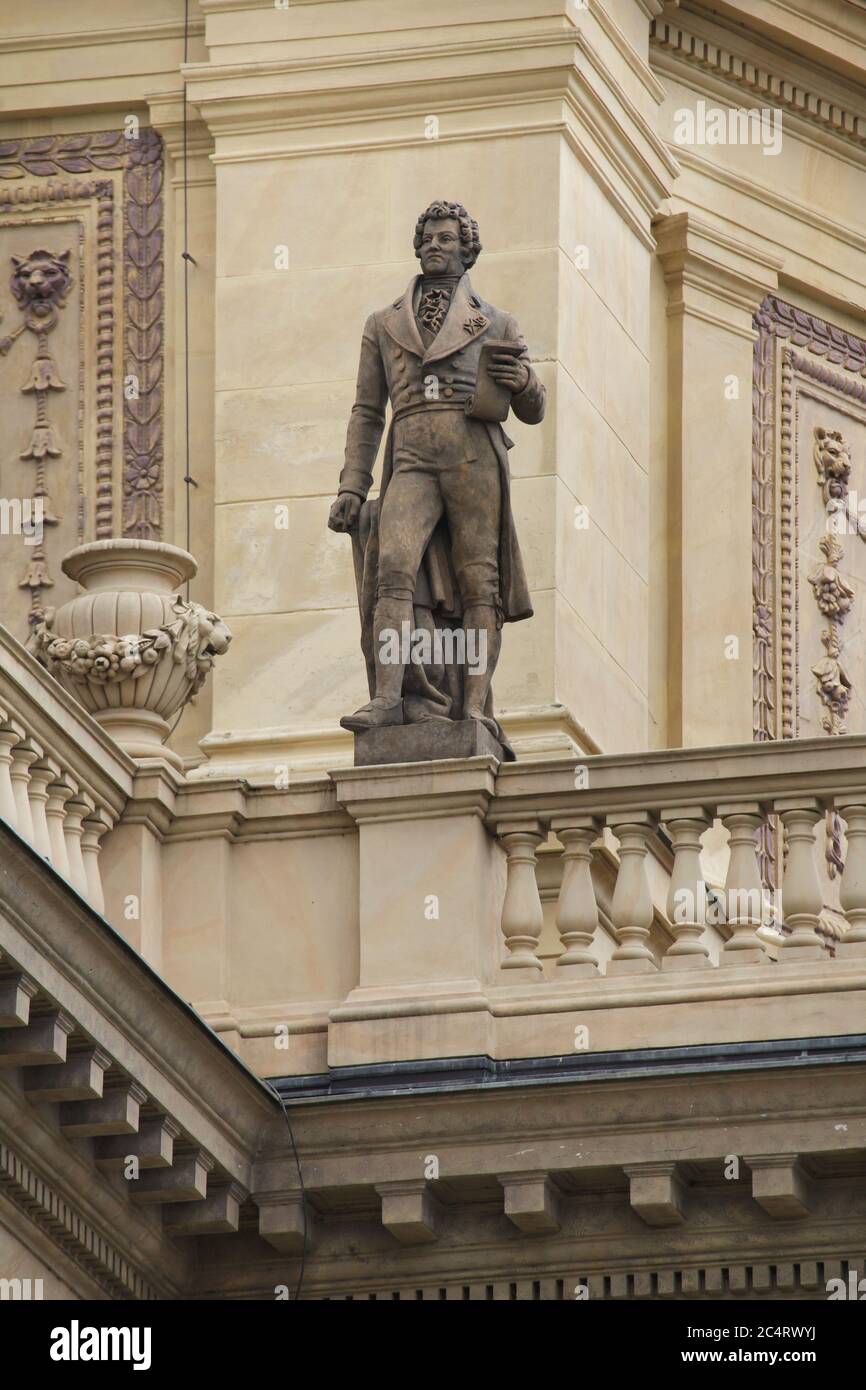 Statue du compositeur italien Luigi Cherubini, conçue par le sculpteur tchèque Bernard Otto Seeling (1884) sur le toit du Rudolfinum à Staré Město (vieille ville) à Prague, République tchèque. Banque D'Images