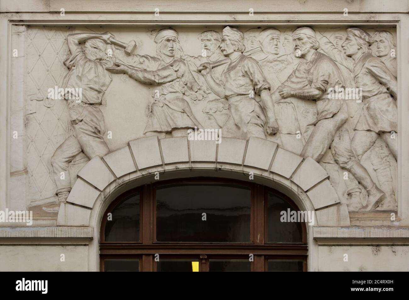 Les émeutes durant les guerres hussites, dépeint dans le soulagement du stuc Art nouveau par les sculpteurs tchèques Eduard Piccardt et František Kraumann dans la Maison aux trois Swords (Dům u tří mečů) dans la rue Platnéřská dans la vieille ville de Staré Město à Prague, République tchèque. Le bâtiment conçu par l'architecte tchèque Emanuel Dvořák a été construit en 1902. Banque D'Images