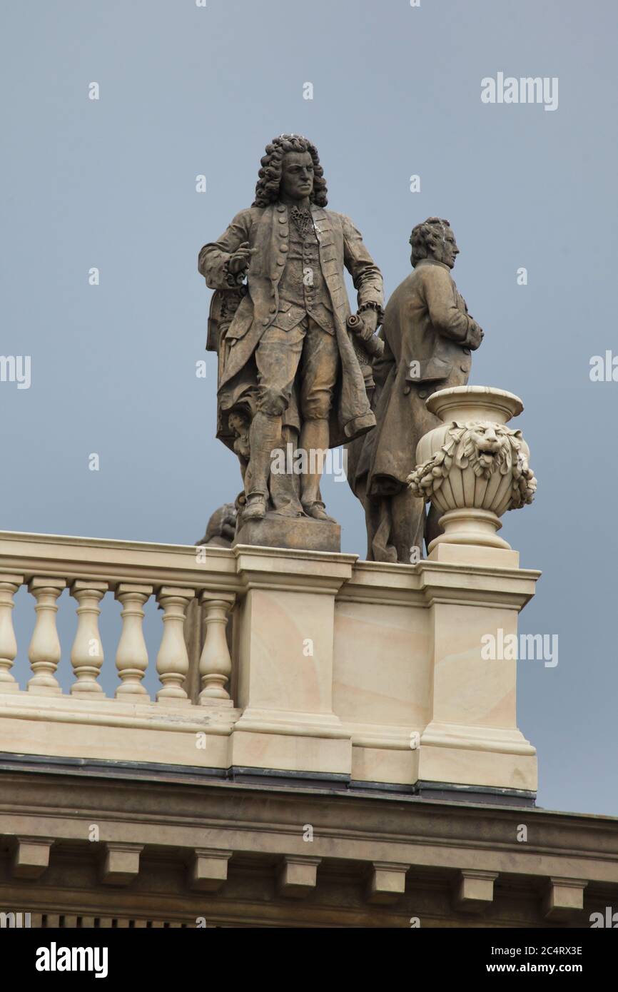 Statue du compositeur allemand Johann Sebastian Bach conçue par le sculpteur autrichien Johann Dorer (1884) sur le toit du Rudolfinum à Staré Město (vieille ville) à Prague, République tchèque. Banque D'Images