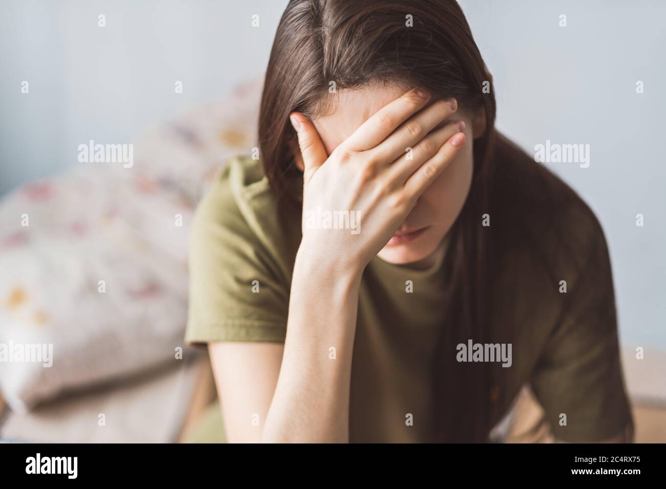 Jeune femme fatiguée touchant le front ayant mal de tête migraine ou dépression. Banque D'Images