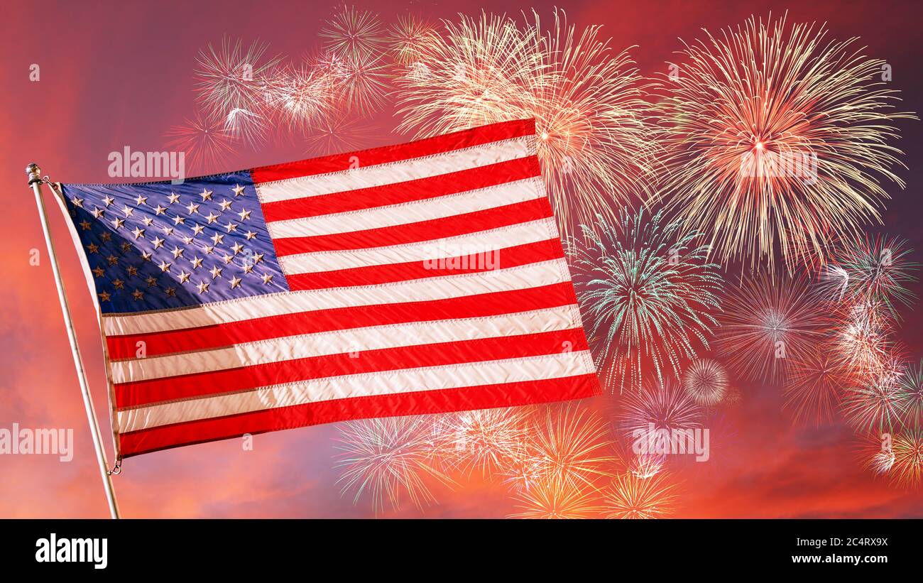 Drapeau des États-Unis d'Amérique volant haut dans le ciel de coucher de soleil avec des feux d'artifice. Concept du 4 juillet jour de l'indépendance, jour du souvenir ou autre célébrité américaine Banque D'Images