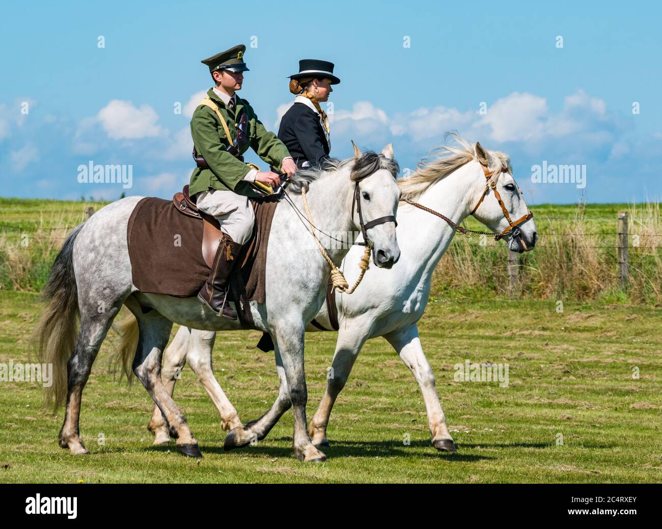 Couple de chevaux en costume; équipe de cascades équestres les amis d'Onno à l'événement de guerre, East Fortune, East Lothian, Écosse, Royaume-Uni Banque D'Images