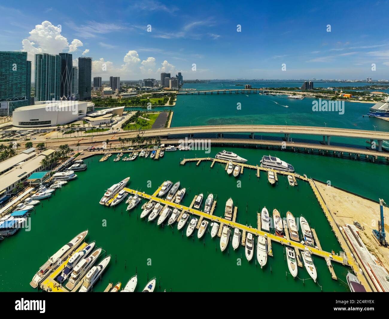 Scène aérienne du centre-ville de Miami et du marché Bayside Banque D'Images