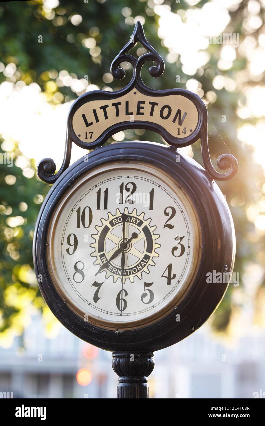 Le Rotary International horloge sur la commune de Littleton, Massachusetts, Etats-Unis. Cette horloge a été installée au 300e anniversaire en 2014. Banque D'Images