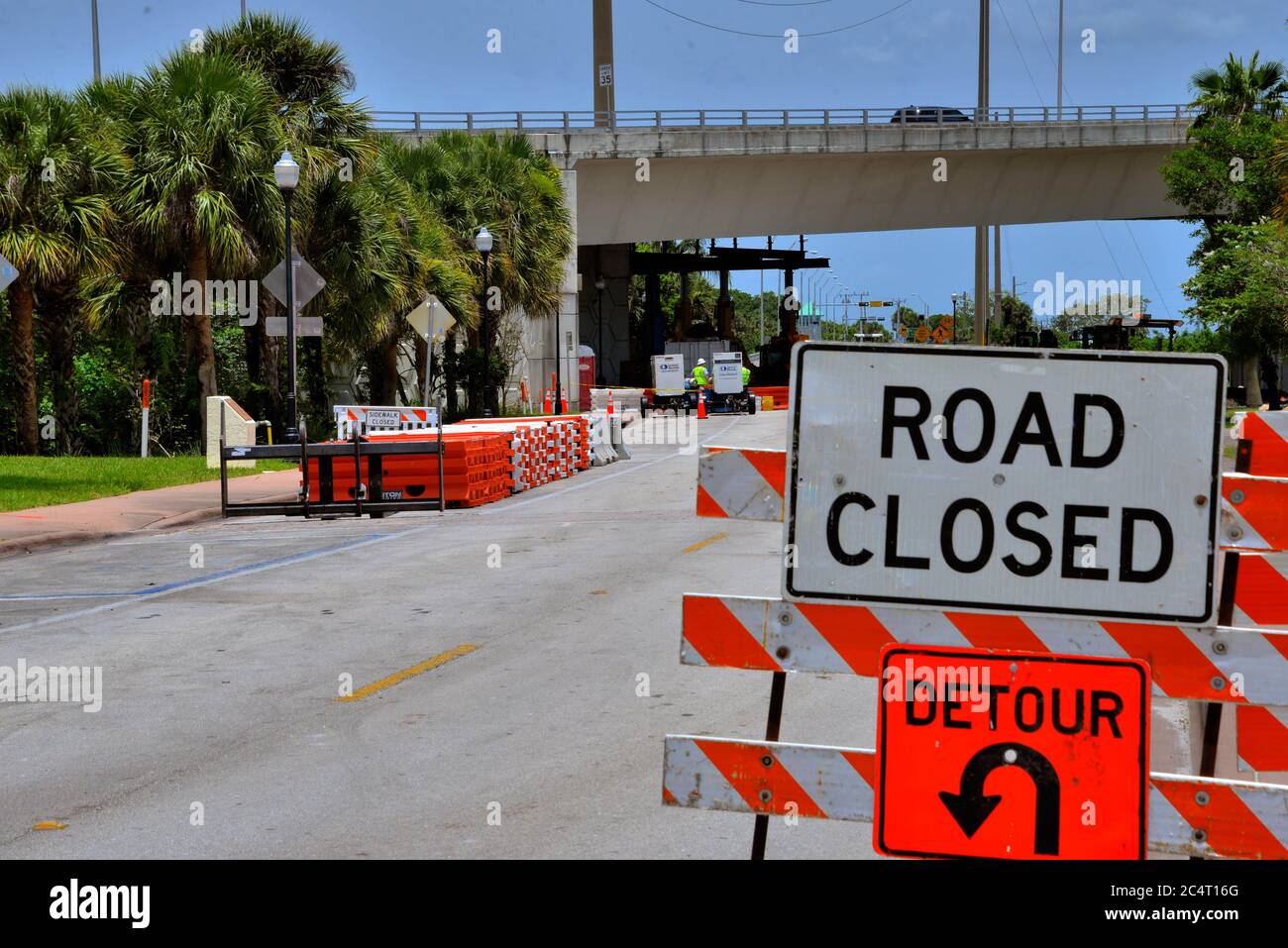 Pont Roosevelt. Stuart. Floride. ÉTATS-UNIS. 28 juin 2020. Une section de béton est tombée du dessous du pont et après qu'une grande fissure est apparue, les inspecteurs du ministère des Transports de la Floride (FDOT) ont établi à titre préliminaire que le pont devrait être fermé à tous les véhicules et piétons par une abondance de prudence alors que plus d'information pourrait être rassemblé. FDOT a apporté des structures de soutien pour la section endommagée pendant que la zone a été immédiatement clôturée. Crédit photo : Julian Leek/Alay Live News Banque D'Images
