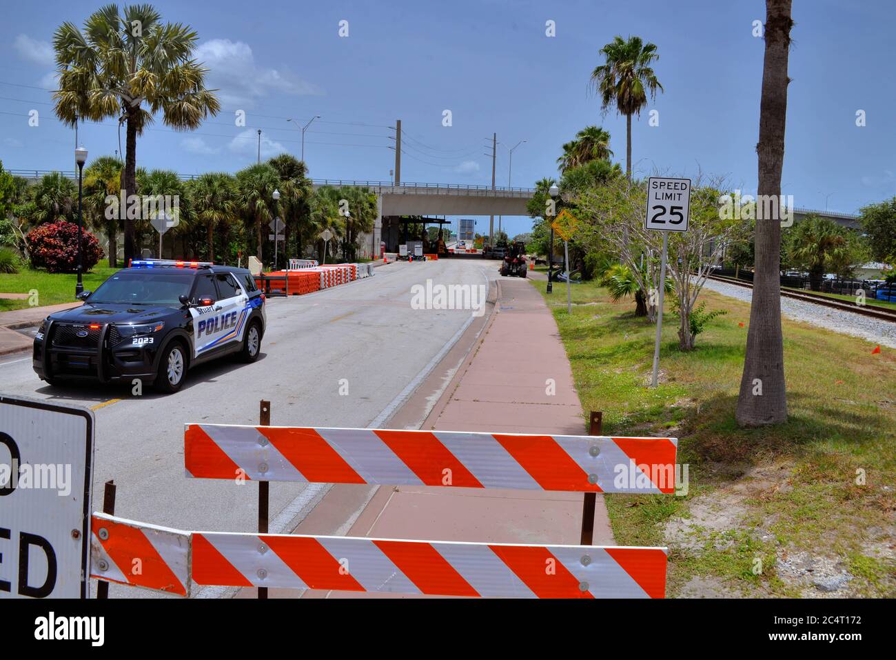 Pont Roosevelt. Stuart. Floride. ÉTATS-UNIS. 28 juin 2020. Une section de béton est tombée du dessous du pont et après qu'une grande fissure est apparue, les inspecteurs du ministère des Transports de la Floride (FDOT) ont établi à titre préliminaire que le pont devrait être fermé à tous les véhicules et piétons par une abondance de prudence alors que plus d'information pourrait être rassemblé. FDOT a apporté des structures de soutien pour la section endommagée pendant que la zone a été immédiatement clôturée. Crédit photo : Julian Leek/Alay Live News Banque D'Images