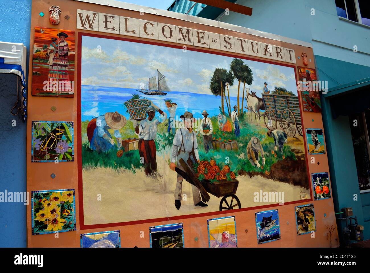 Pont Roosevelt. Stuart. Floride. ÉTATS-UNIS. 28 juin 2020. Une section de béton est tombée du dessous du pont et après qu'une grande fissure est apparue, les inspecteurs du ministère des Transports de la Floride (FDOT) ont établi à titre préliminaire que le pont devrait être fermé à tous les véhicules et piétons par une abondance de prudence alors que plus d'information pourrait être rassemblé. FDOT a apporté des structures de soutien pour la section endommagée pendant que la zone a été immédiatement clôturée. Crédit photo : Julian Leek/Alay Live News Banque D'Images