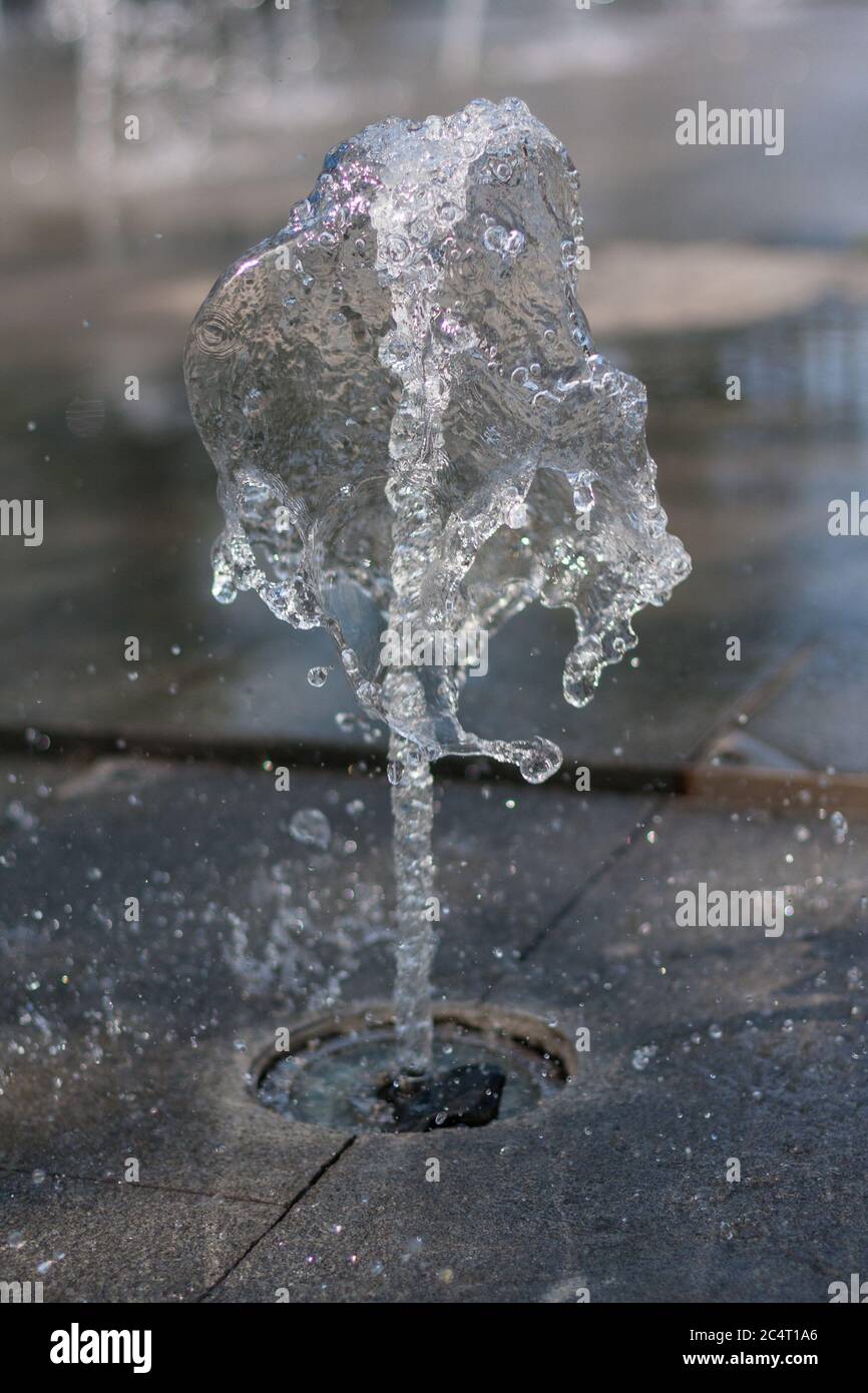 Vue rapprochée d'une fontaine extérieure et d'une piscine en marbre Banque D'Images