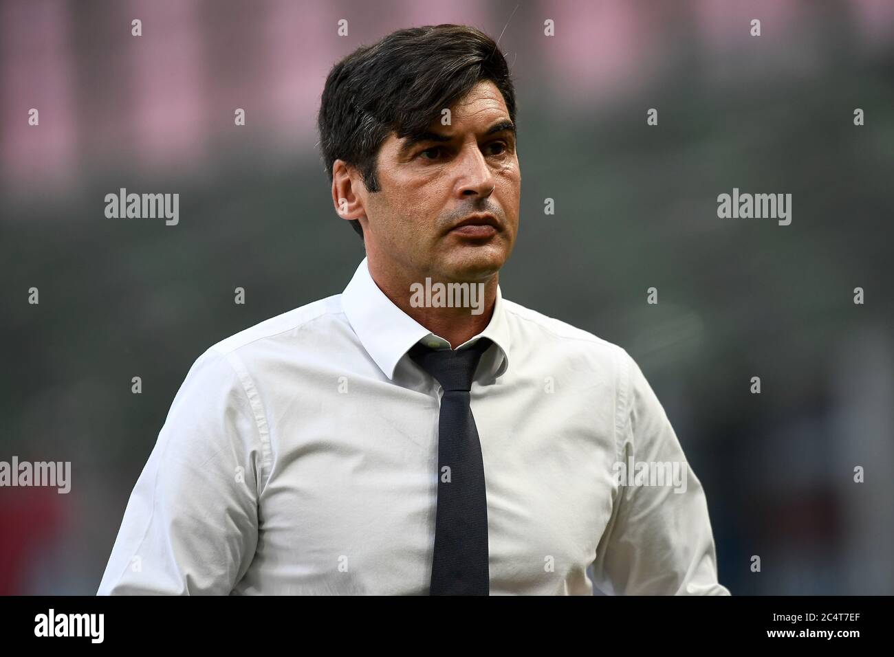 Milan, Italie. 28 juin 2020. MILAN, ITALIE - 28 juin 2020 : Paulo Fonseca, entraîneur en chef d'AS Roma, regarde pendant le match de football de la série A entre AC Milan et AS Roma. (Photo de Nicolò Campo/Sipa USA) crédit: SIPA USA/Alay Live News Banque D'Images