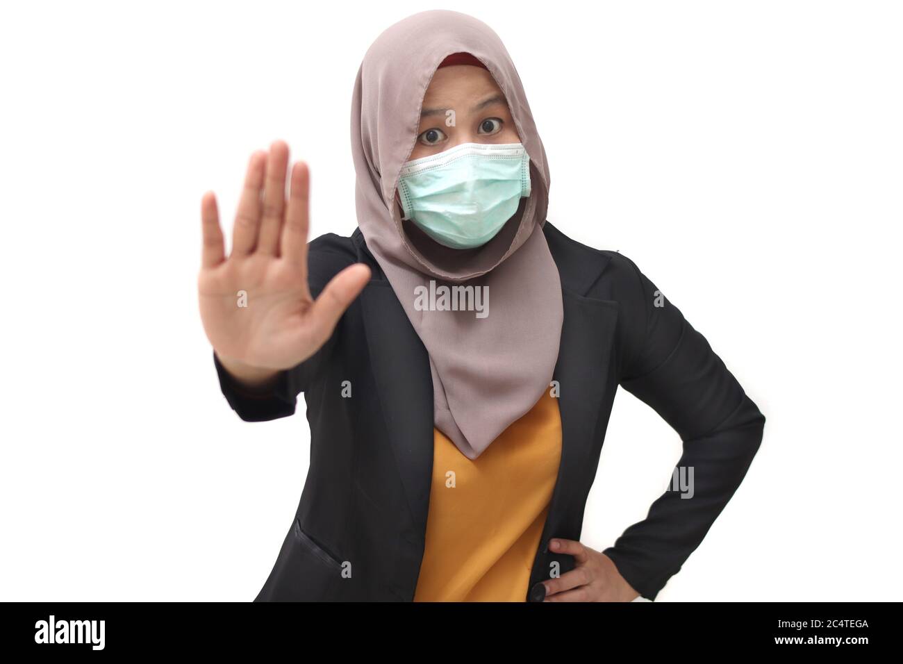 Femme d'affaires asiatique musulmane portant le hijab et le masque facial medica montre le signe de la main stop geste, isolé sur blanc. Arrêter le concept corona covid disase Banque D'Images