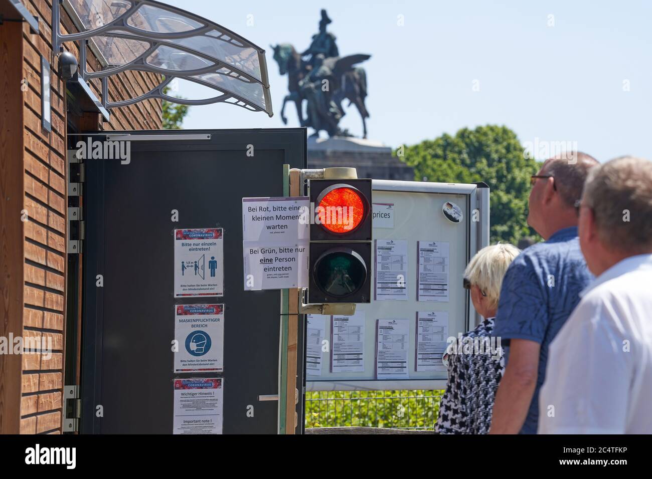 Koblenz, Allemagne. 24 juin 2020. Les campeurs attendent devant le bâtiment de réception du camping en face de la Deutsches Eck. En raison des règles de Corona, seul un certain nombre de personnes sont autorisées à rester dans la chambre, l'opérateur règle l'accès avec un système de feux de circulation. Le tourisme en Rhénanie-Palatinat reprend à nouveau la vitesse, beaucoup de gens veulent passer leurs vacances en Allemagne pendant les temps de Corona. (À dpa: Le tourisme en Rhénanie-Palatinat reprend à pleine vitesse). Crédit : Thomas Frey/dpa/Alay Live News Banque D'Images