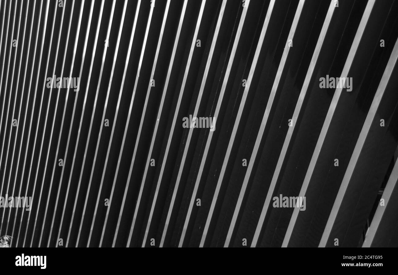 Photo en échelle de gris d'une façade de bâtiment abstraite Banque D'Images