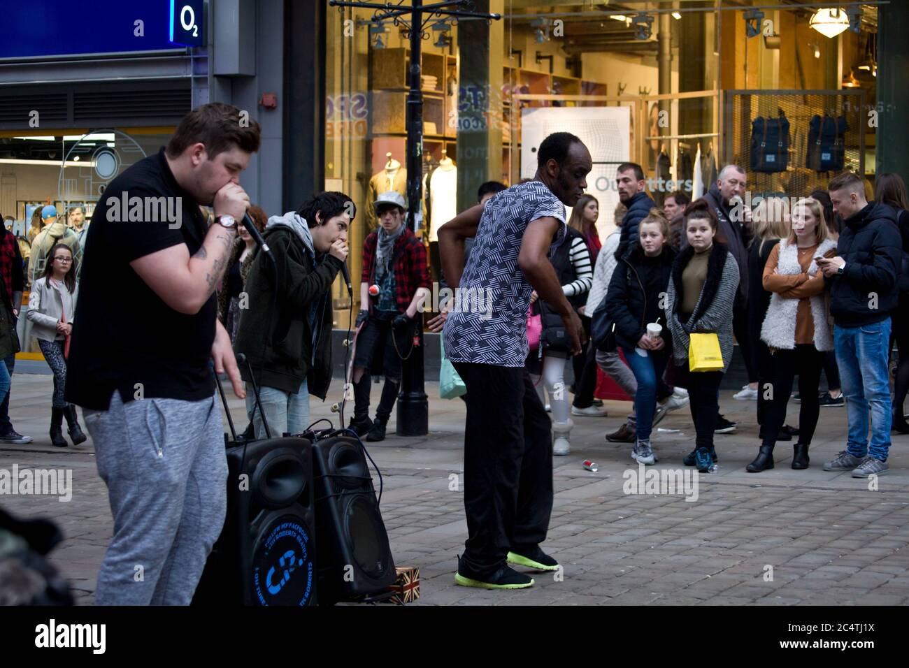 Manchester, photographie de rue, scènes de rue, scènes de ville, centre-ville, Angleterre, Royaume-Uni, buckers, artistes de rue Banque D'Images