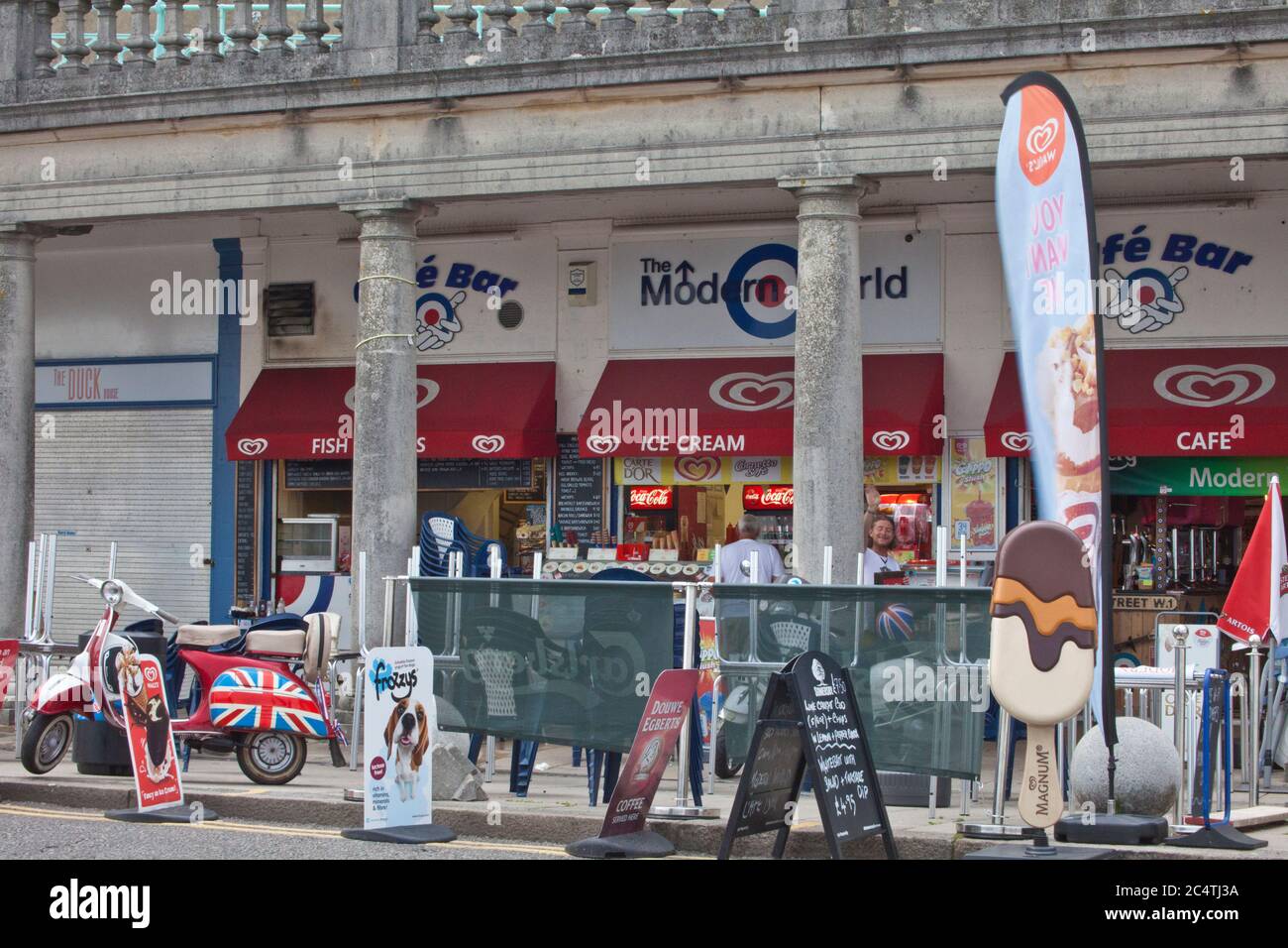 Photographie de rue, scènes de rue, scènes de ville, Brighton, Mods, Vespa, Angleterre, Royaume-Uni, croque, Quadrophénia, rallye de bord de mer, le monde moderne Banque D'Images