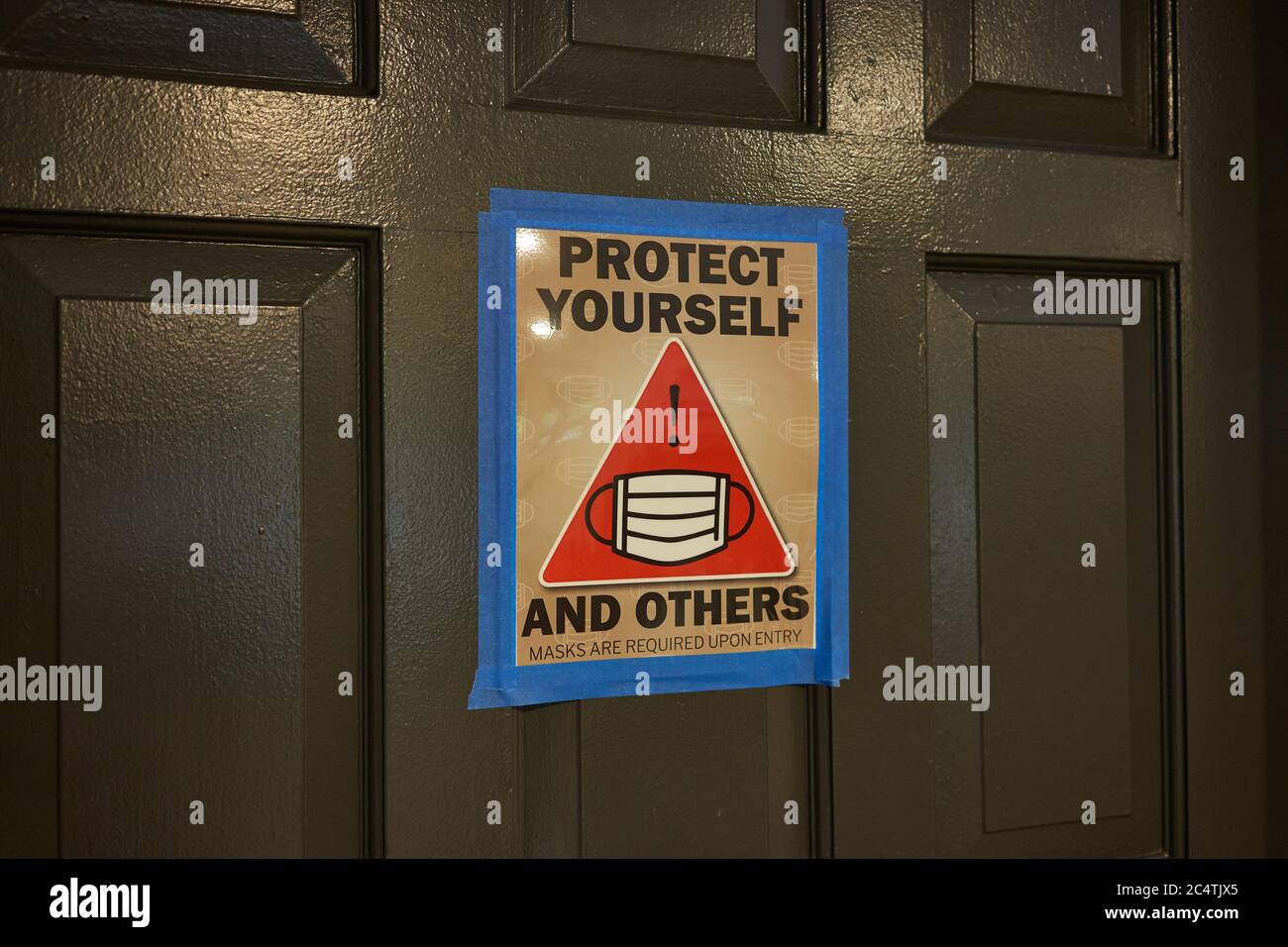 Masque l'affiche de politique à l'entrée d'un immeuble résidentiel. Les masques seront obligatoires dans les entreprises de l'Oregon, les espaces publics intérieurs à compter du 1er juillet. Banque D'Images Masque l'affiche de politique à l'entrée d'un immeuble résidentiel. Les masques seront obligatoires dans les entreprises de l'Oregon, les espaces publics intérieurs à compter du 1er juillet. Banque D'Images