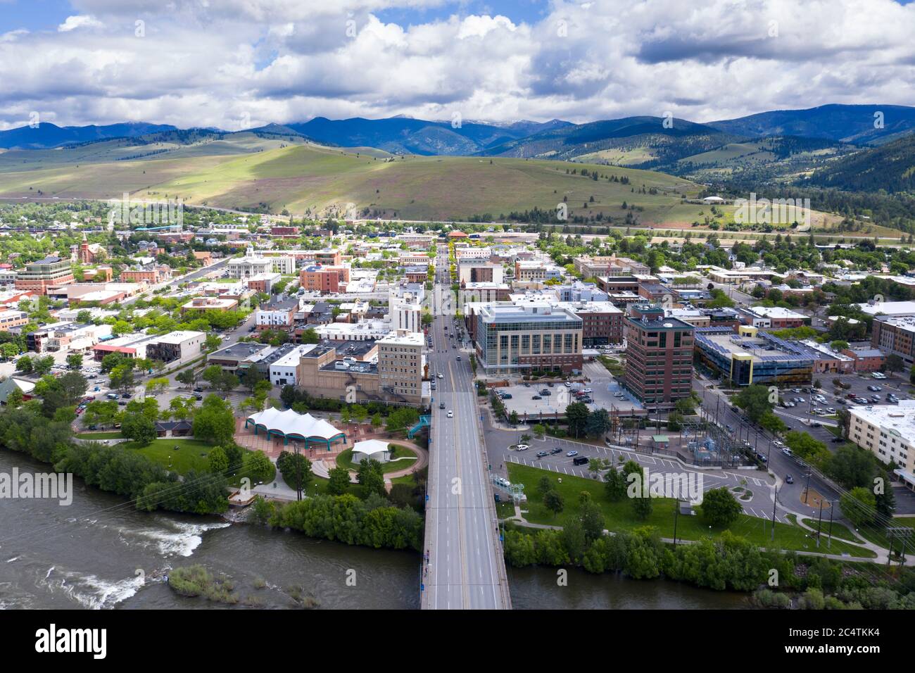 Vue aérienne sur Higgins Avenue au-dessus du centre-ville de Missoula, Montana Banque D'Images