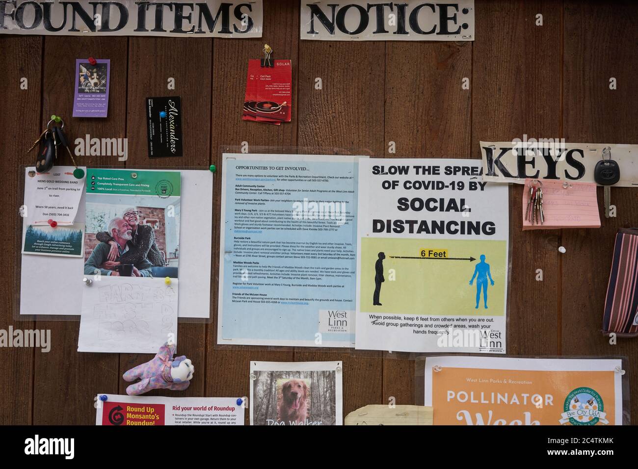Un panneau social d'instruction de distancement est vu parmi les articles trouvés sur un panneau d'affichage dans un parc à West Linn, Ore., le 6/27/2020, dans le cadre de la crise COVID-19. Banque D'Images