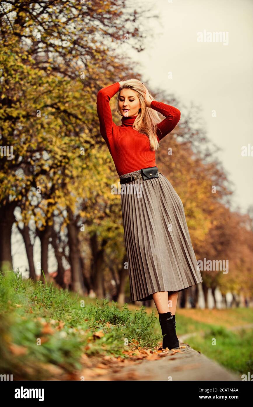 Tenue inspirante. Beauté naturelle de féminité. C'est mon style d'automne.  Vêtements. Jupe indispensable. Tendance fille vêtements jupe midi. Jupe  plissée Photo Stock - Alamy