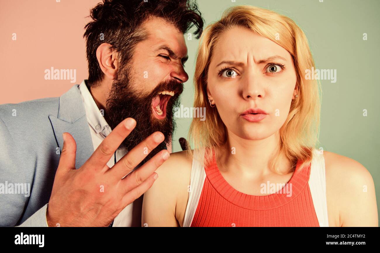 l'homme s'est chahuté sur la femme. problèmes de relation. mauvaises relations familiales. couple d'homme en colère et de fille effrayée. patron et employé. Gérer les conflits. Communication et conflit. Gestion des conflits. Banque D'Images l'homme s'est chahuté sur la femme. problèmes de relation. mauvaises relations familiales. couple d'homme en colère et de fille effrayée. patron et employé. Gérer les conflits. Communication et conflit. Gestion des conflits. Banque D'Images