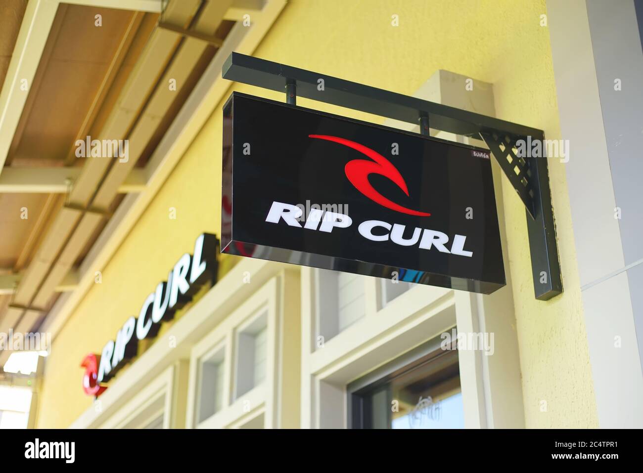 Samut Prakan, Thaïlande - 13 juin 2020 : logo de RIP CURL dans le village central, Samut Prakan, Thaïlande. RIP Curl est un concepteur, fabricant et retaule Banque D'Images